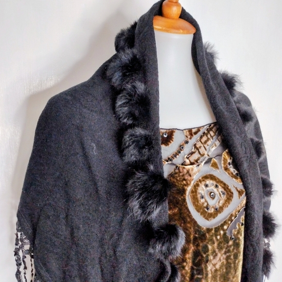FUR POM POM AND FRINGED WRAP - Picture 3 of 9